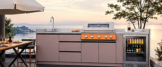 Cuisine extérieure LILA avec façades taupe et réfrigérateur intégré